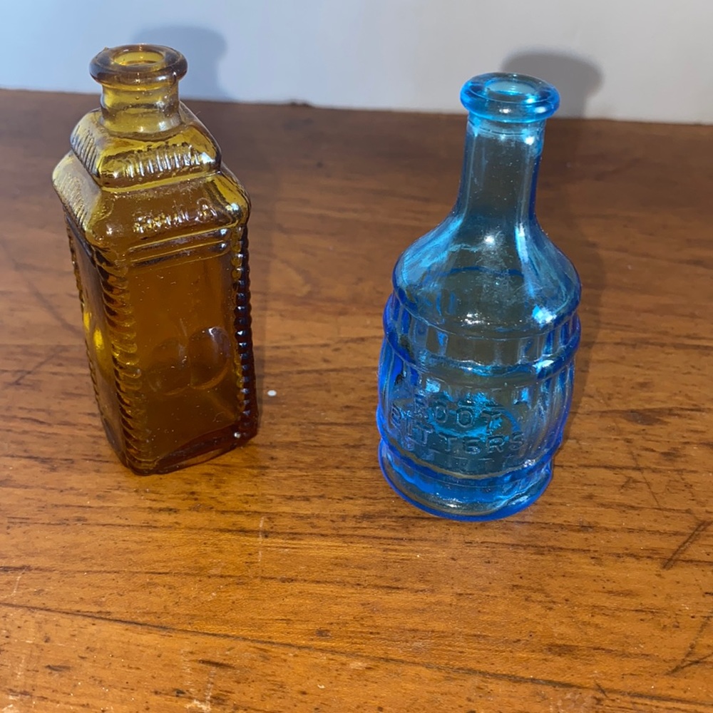 Vintage set of (2) 3” miniature glass bottles marked NS made in Taiwan